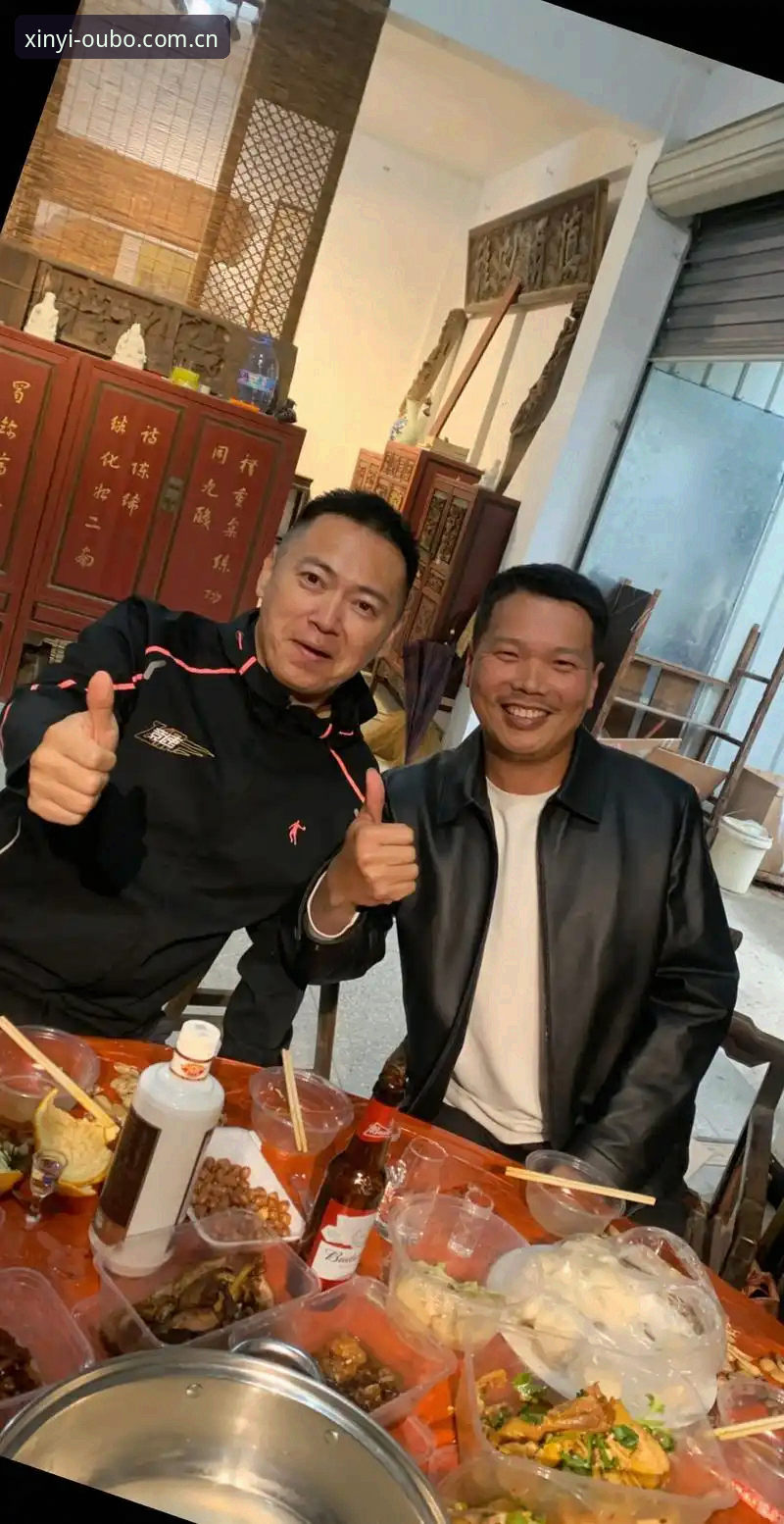 上周跟一个在游戏圈跑了七八年的老哥们儿喝酒，他掏出手机给我看了一个叫“新意开启每一刻”的APP，说最近圈里人都在玩这个。我拿过来划拉了两下，界面确实跟市面上那些花里胡哨的妖艳贱货不一样，干净得有点不像游戏平台。当时没细究，回去自己下了一个，用了一周多，感觉有些门道值得掰扯掰扯——尤其是那个“安卓版新意开启每一刻APP哪个好”的问题，我估计不少兄弟都在纠结。